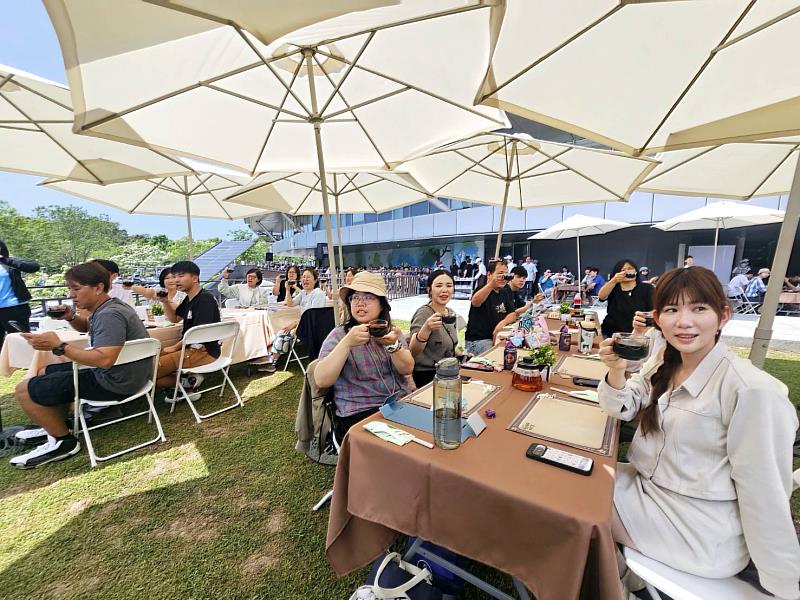 圖3 臺灣客家文化館賞桐食在地，民眾高舉茶飲開始享用桐花宴