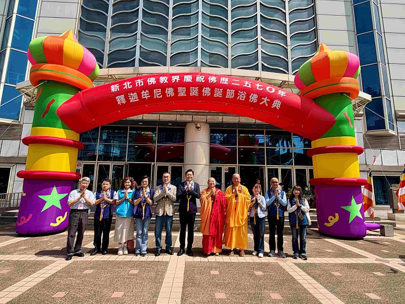 新北市佛教會代表及貴賓於三重綜合體育館前合影。（圖由新北市佛教會提供）