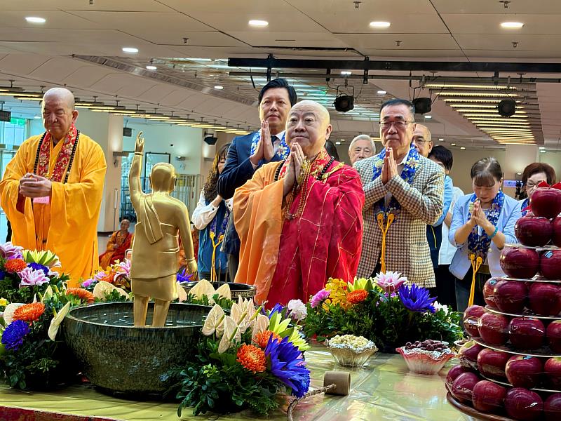 新北市佛教會與貴賓為市民、社會、國家祈福。（圖由新北市佛教會提供）