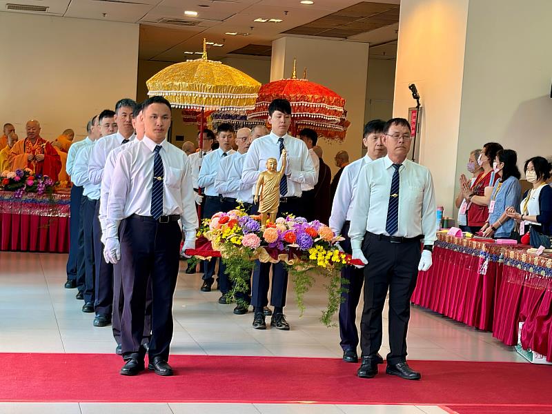 4月19日上午吉時浴佛大典，迎請悉達多太子佛像入殿。（圖由新北市佛教會提供）