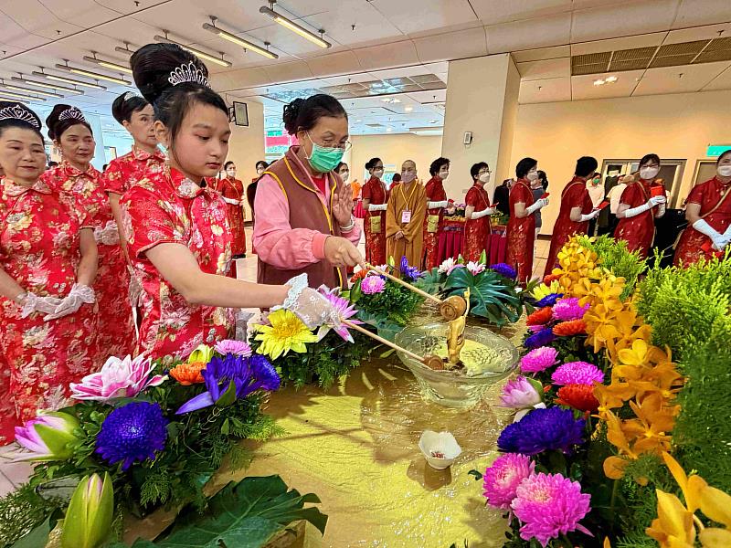 民眾排隊歡喜為太子像洗浴，感恩佛陀慈悲降世。（圖由新北市佛教會提供）
