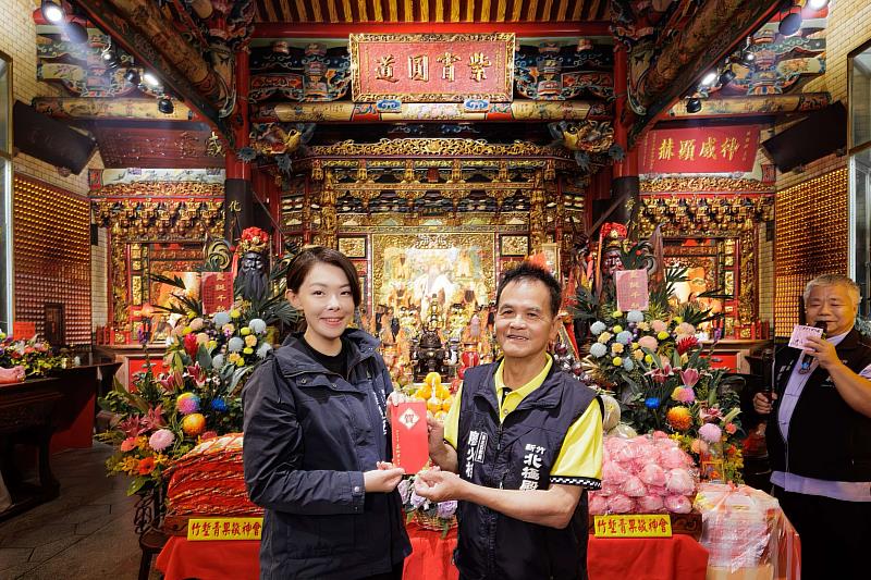 高虹安市長前往北極殿參香祝壽 