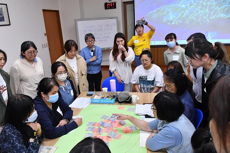 工作坊藉由團隊共同發想與討論，用便利貼和圖畫來幫助團隊了解提案重點並建立默契並覺察不同觀點與方法，也藉此培養社會處方箋促進成員+的同理、感性和彈性。圖為學員們共同聆聽「山林文化與健康行為社會處方箋計畫」團隊的設計構想。(攝影/廖文聰)