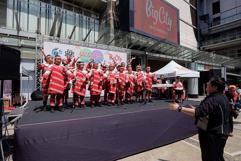 頒發感謝狀肯定泰雅學堂精彩的開場演出。