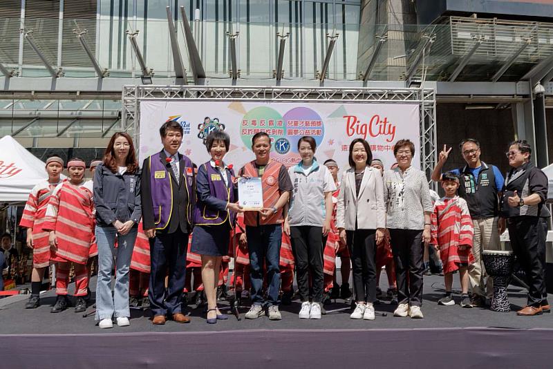 頒發感謝狀肯定泰雅學堂精彩的開場演出。