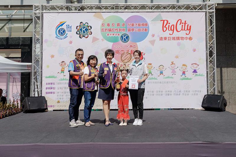 現場頒發才藝競賽表現優秀學生。