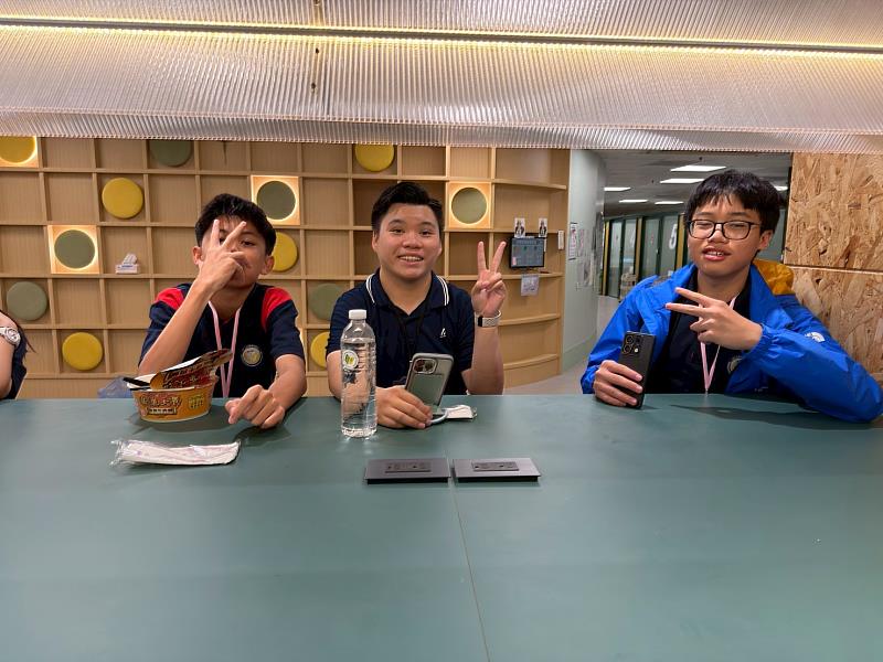 兩校學生於自主學習空間輕鬆互動，透過午餐與生活話題交流，拉近彼此距離。