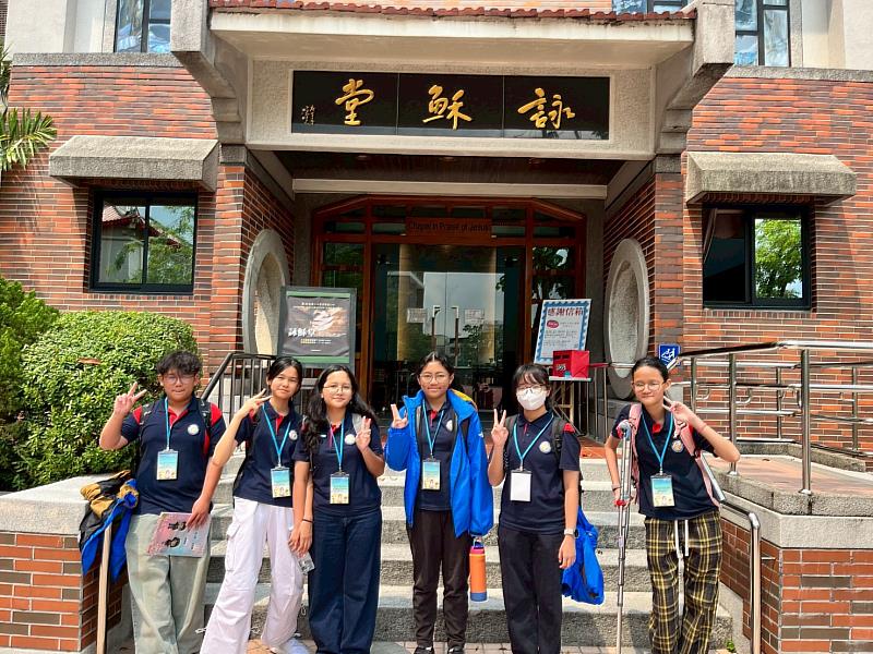 印尼St. Laurensia School來訪學生在文藻東南亞學系學生陪同下進行分組校園導覽，於詠穌堂前留下交流紀念。