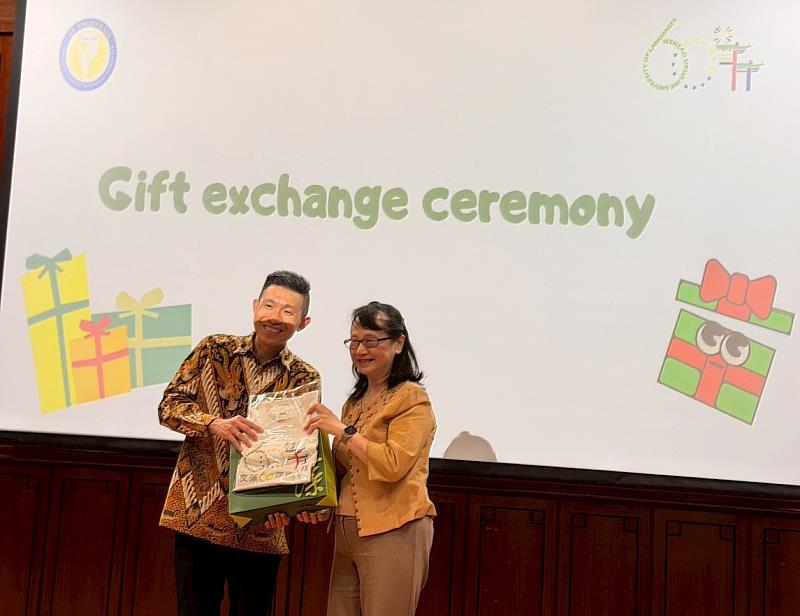 文藻外大莊慧玲校長(右)與印尼St. Laurensia School Stevanus Liverdy校長(左)互換禮品，為此次台印校際交流留下珍貴紀念，並為未來交流合作開啟更多可能。