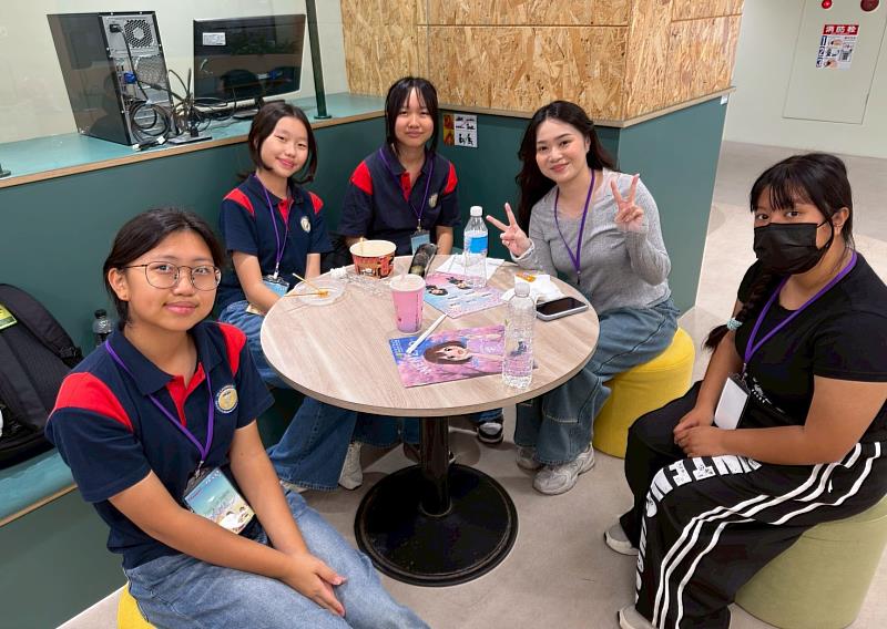 St. Laurensia School來訪學生與文藻學生於自主學習空間分桌交流，透過午餐時間分享校園生活、語言學習與文化特色，氣氛溫馨融洽。