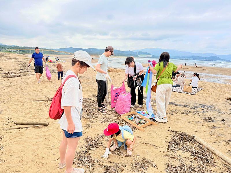 淨灘可以是日常善行，為傷痕累累的地球，開出回歸本源的靈性解方。（靈鷲山佛教教團提供）