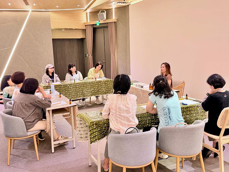 從感官親近靈性生活，首發「我的香氣一棵樹」小班體驗課中，香氣成為一種語言。（靈鷲山佛教教團提供）