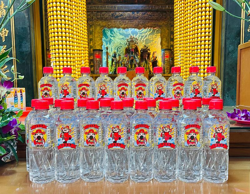 台塩海洋鹼性離子水推出考季限定「金榜題名水」，採420ml輕巧瓶設計，兩款Q版文昌君躍上瓶身，為考生加油應援、萬「試」如意！