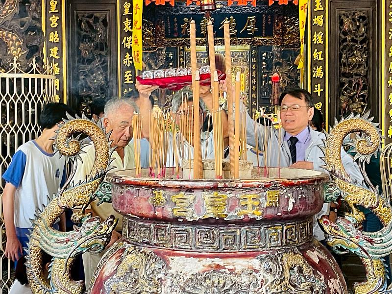 臺鹽公司董事長丁彥哲（右）與開基玉皇宮主委涂大松（左）、成功國中校長鄭文鵬（中）共持「台塩金榜題名水」於天公爐進行過爐儀式，象徵為考生注入祝福與好運。