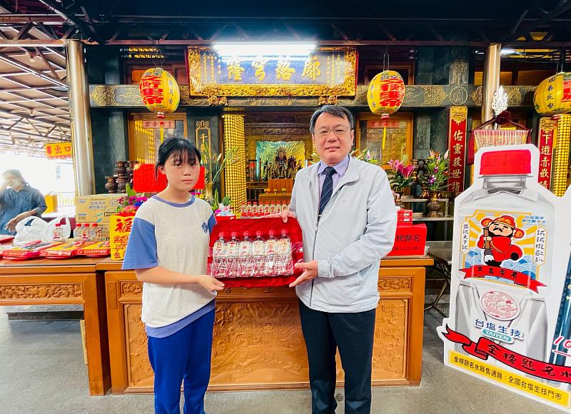 傳遞好運能量！臺鹽公司董事長丁彥哲（右）親自遞上「台塩金榜題名水」，以「神助攻」好水預祝成功國中學子「試試攏歐趴（All Pass）」！