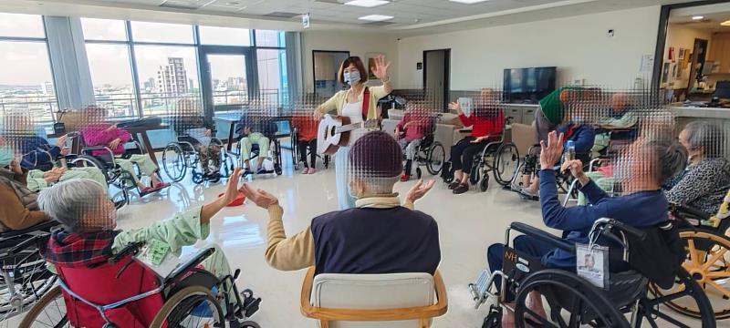 賴香芸老師帶領大家一起體驗「節奏生活：舞動後青春的能量美學」。