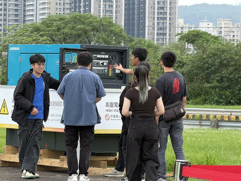 學生於現場進行作業，確保轉播系統穩定運行(2)。 攝 /顏愉容、江佳耘