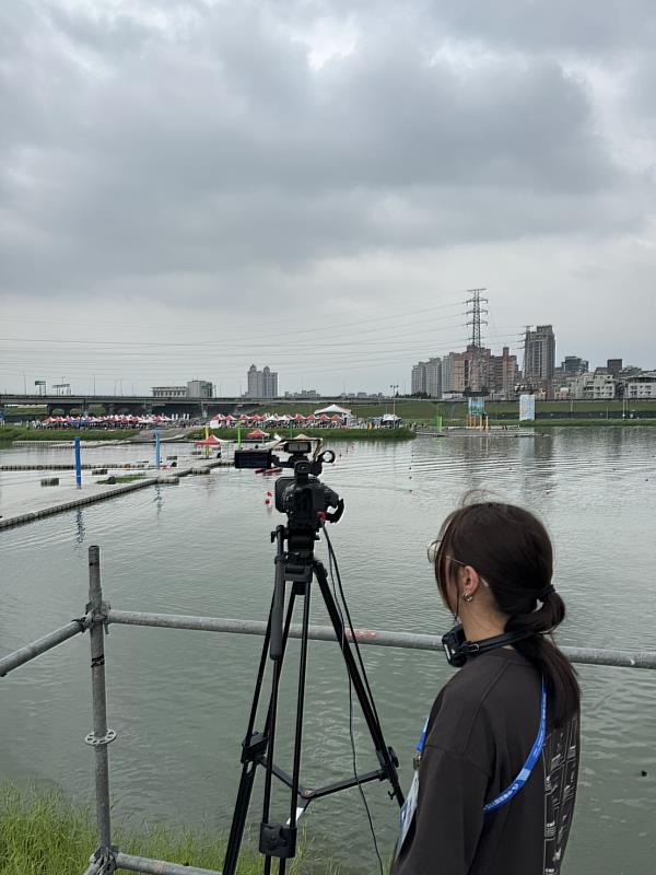 學生於現場進行採訪，同步操作轉播設備，展現多元專業素養。攝 /陳沛汝