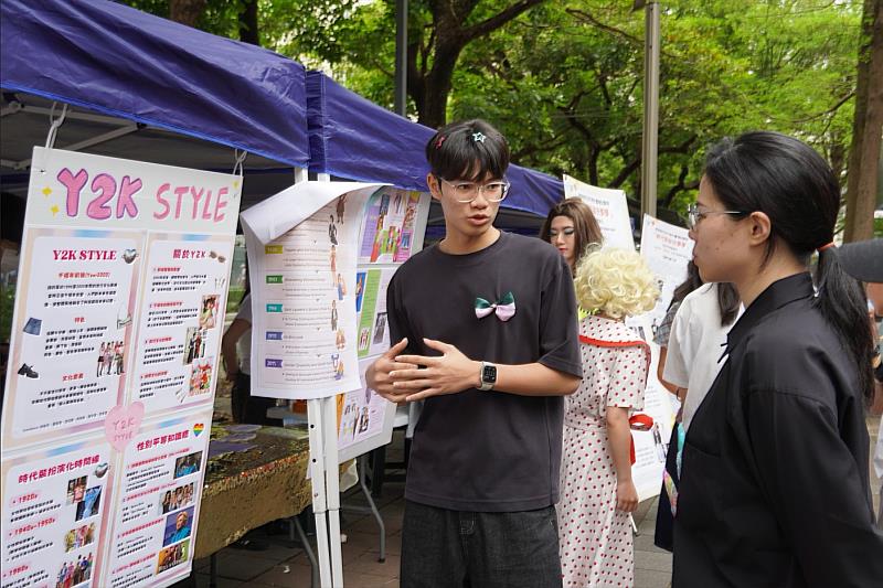 修課同學正在介紹不同時期的女性主義運動與妝扮風格。