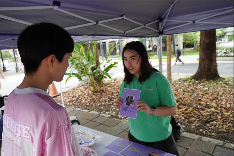 修課同學正在介紹80年代的妝造風格。