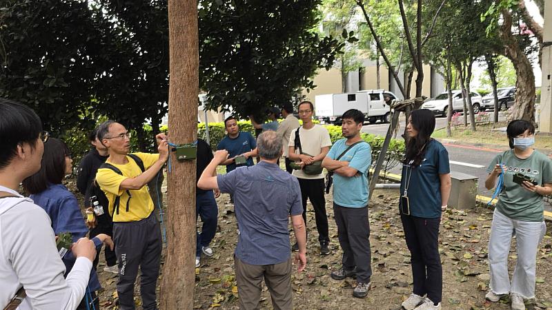臺中分署的同仁於課程中實地於戶外進行掛設操作