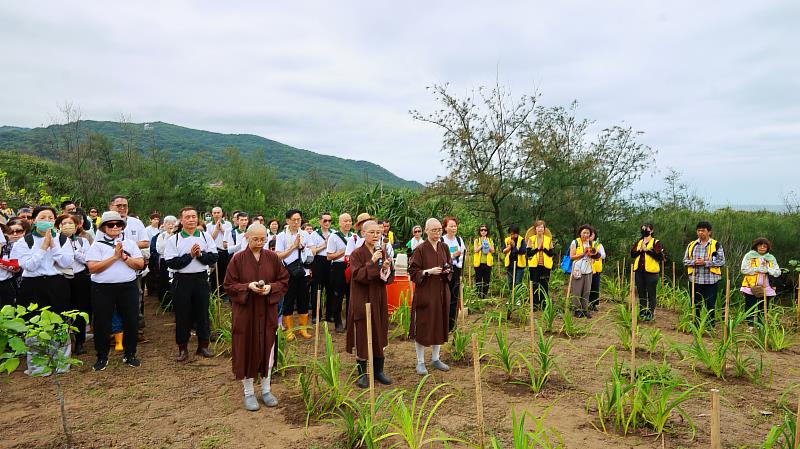 靈鷲山法師帶領百位信眾於金山植樹現場虔誠持誦〈大悲咒〉並繞場灑淨，將清淨願力化作對土地的深深祝福。（圖由靈鷲山佛教教團提供）