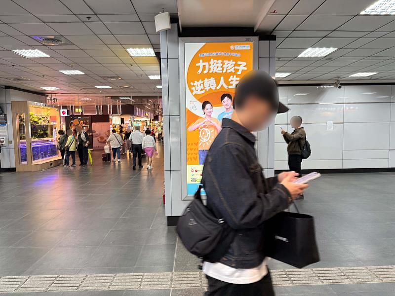 在台北車站高人流通道中，民眾往返通勤之際可見公益燈箱曝光，謝卓燁透過城市媒體資源，結合是元介與高伊玲影響力，讓普仁青年關懷基金會的兒少議題進入日常生活場域。(台灣摩菲爾提供)