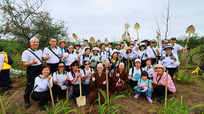 響應422世界地球日　靈鷲山僧眾金山植樹守護海岸線