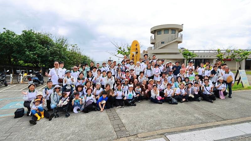 將善念化為具體行動！靈鷲山信眾於金山中角灣大合照，見證「靈性即生態」的守護承諾。（圖由靈鷲山佛教教團提供）