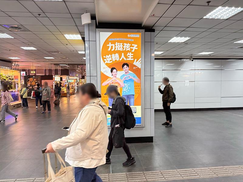 公益燈箱設置於台北車站核心動線，結合QR Code與捐款資訊，讓民眾在短暫停留中完成「看見到行動」，展現謝卓燁城市公益燈箱計畫的媒體轉化力。(台灣摩菲爾提供)