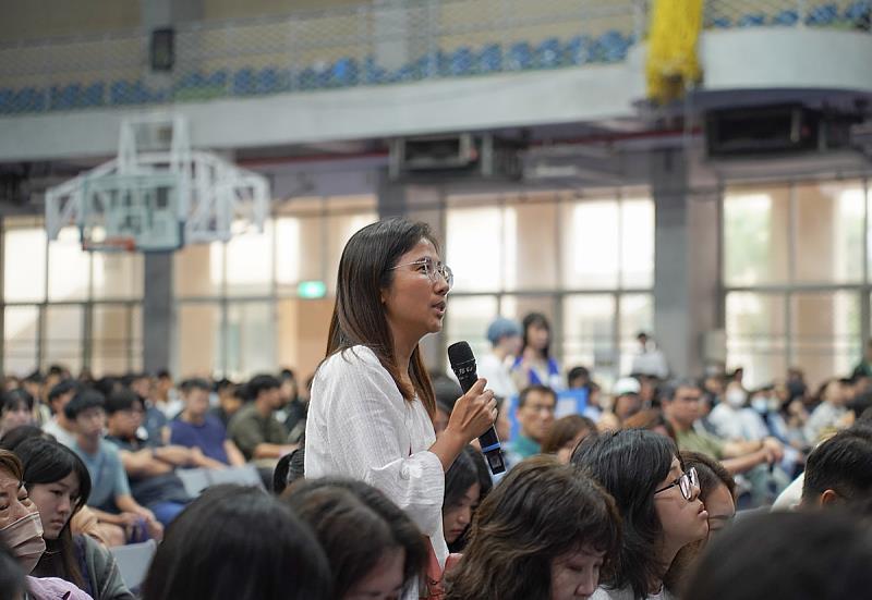 學生及家長積極詢問海大資源及未來發展方向。