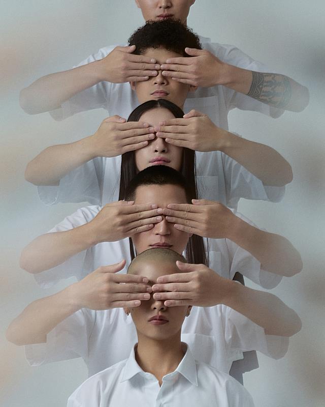 五位原住民表演藝術創作者用身體共築一條「想像通道」，讓不同故事得以相遇、交換與停留。（原文會提供）