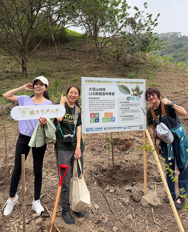 興大森林系柳婉郁教授（左1）實驗室團隊