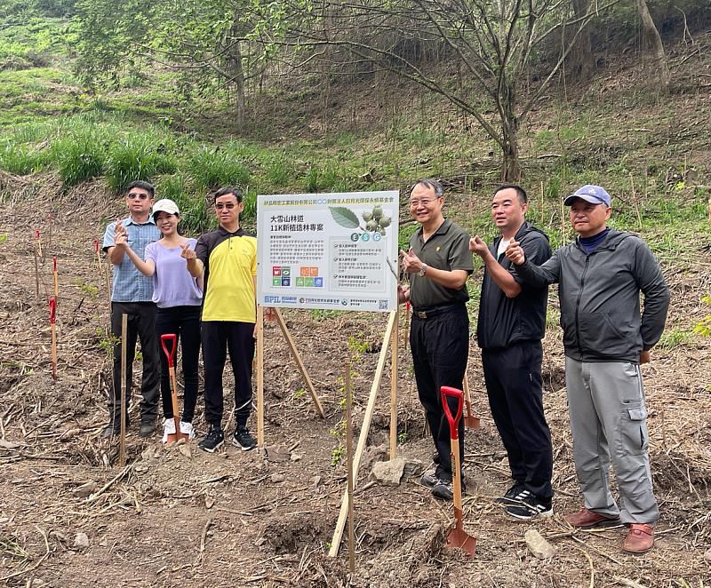 左至右：松楓陳韋志博士、興大柳婉郁教授、矽品精密簡坤義行政長、林保署張弘毅分署長、日月光基金會才國政處長、大甲溪原民合作社張誌誠理事長