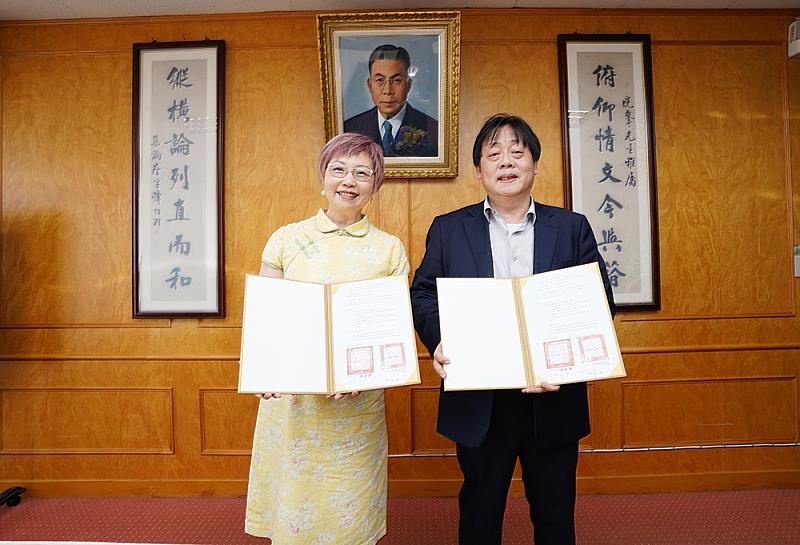 文化大學校長王子奇（右）與北梅國中校長朱珮芬（左）完成大學社會責任實踐計畫合作簽署，攜手推動偏鄉AI教育發展。