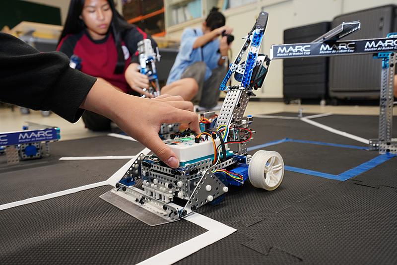 北梅國中師生在文化大學教育與學習科技學系團隊指導下，進行AI機器人課程實作，培養科技應用能力。