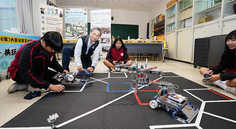文化大學長期投入原鄉教學，透過機器人設計與程式開發課程，協助學生累積參與國內外競賽的實力。