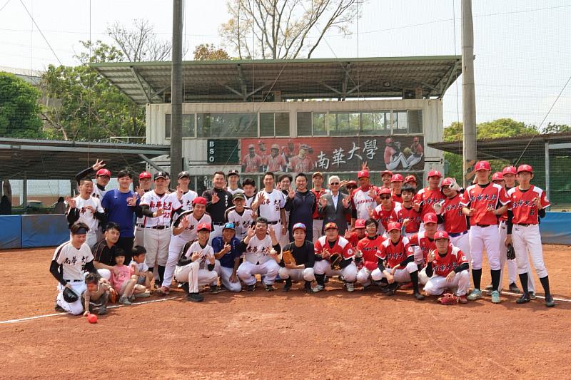 南華大學舉辦乙組棒球隊校友年度聯誼賽，現場大合照。