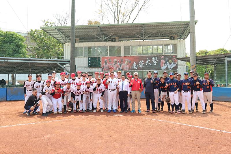 南華大學乙棒舉案聯誼賽，與友校中正大學乙組棒球隊進行友誼賽並合影留念。