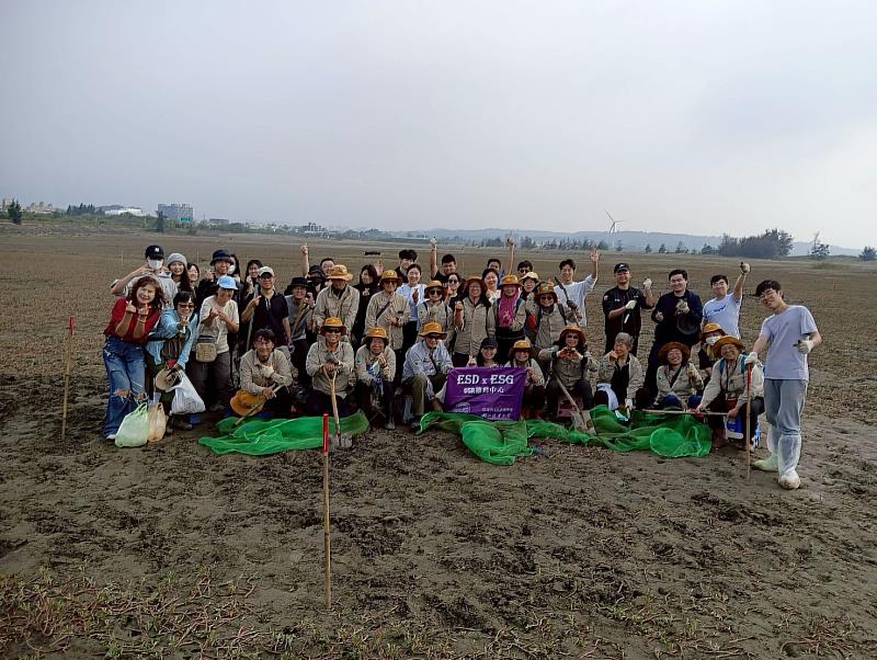 市府生態志工隊與清華大學師生攜手清除海馬齒。