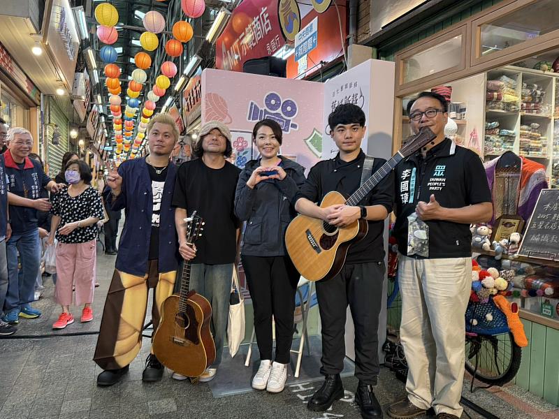 高虹安市長與藝人合影。