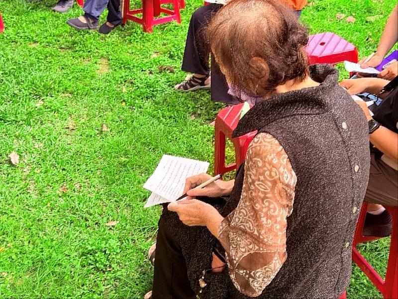 與會市民填答活動試卷。