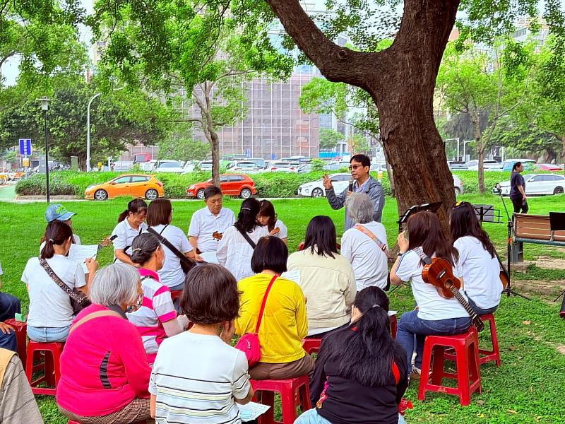 竹塹社大洪明仕校長解說氣候變遷與日常連結。