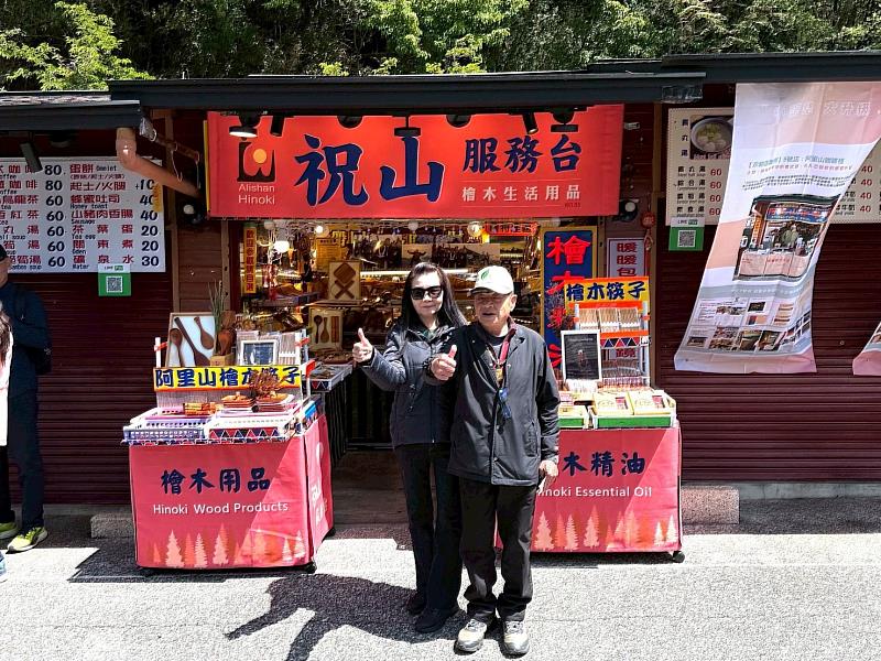 透過輔導讓3號賣店有意願改善招牌色系，強調晨曦色，並簡約陳列，讓整體店面視覺輕量化