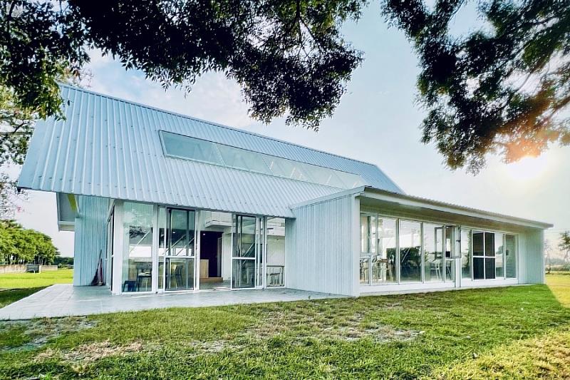 逢甲建築專業學院以「媽厝小書屋」榮獲金點設計獎；團隊將閒置空間轉化為學習聚落，讓建築真正成為傳遞社會關懷的溫暖實踐。