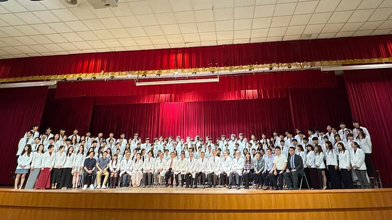 中國醫藥大學醫學系M65屆授袍典禮師生合影