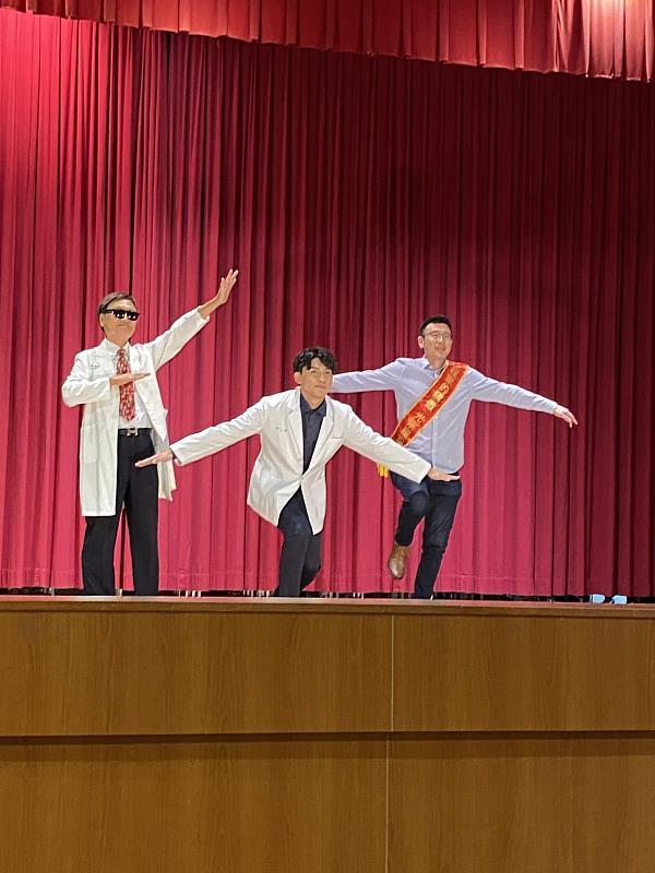 醫學系授袍學生與師長創意擺拍留影