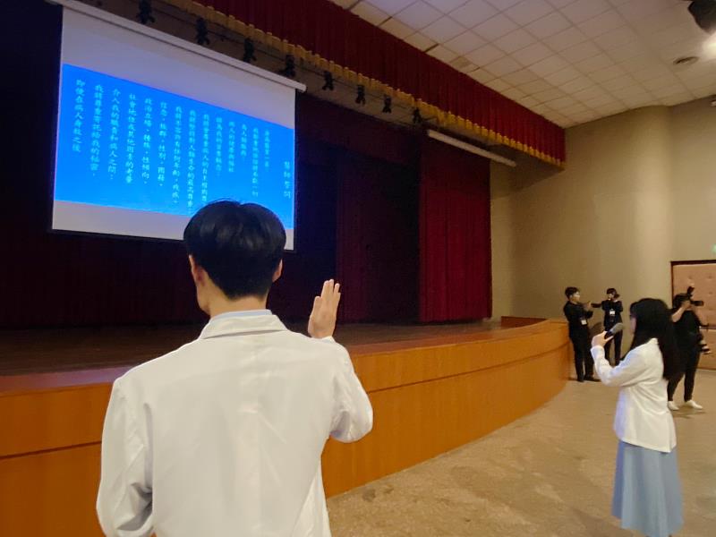 醫學系授袍同學宣讀醫師誓言。