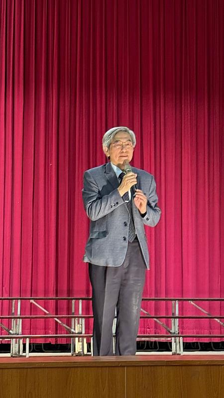 林正介副校長主持授袍儀式,期許學弟妹,秉持著專業、熱忱,做一個有生命的醫師。