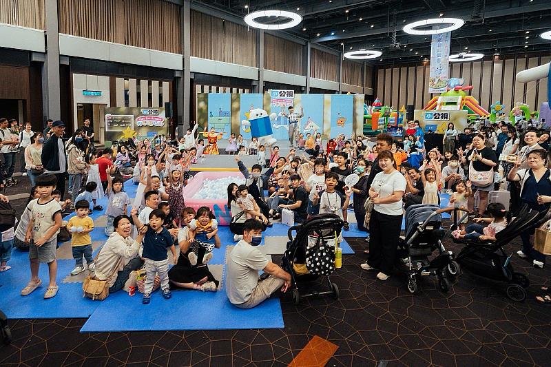 活動中設計灌溉時間樹邀請家長一同紀錄陪伴孩子的時光